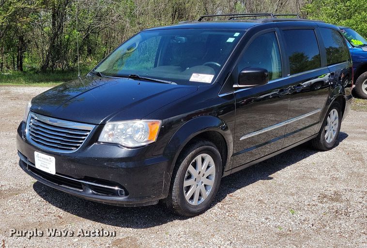 2014 Chrysler Town and Country van - DP1349