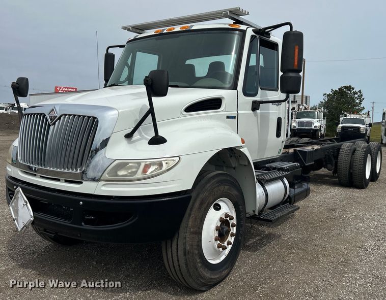 2010 International  Durastar 4400 truck cab and chassis - EG1402