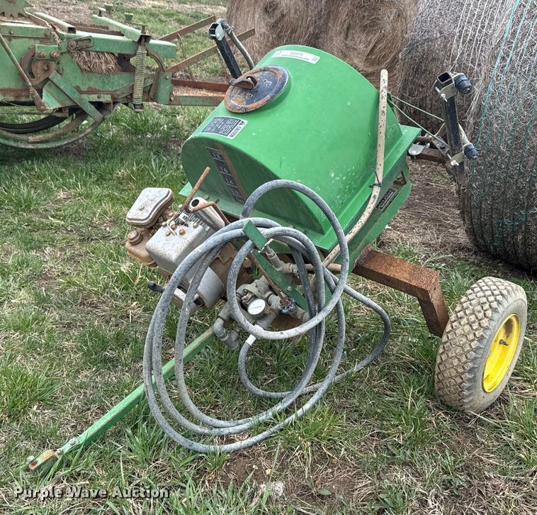 John Deere  5B turf sprayer - EH5379