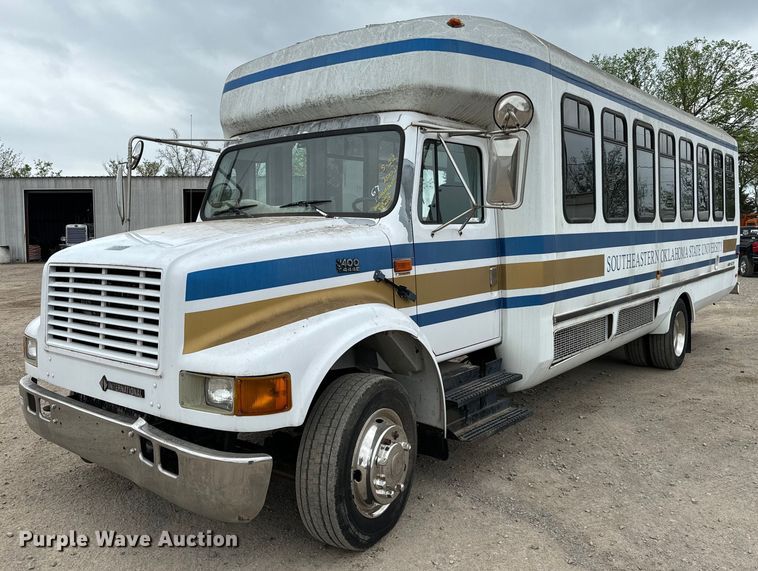 2002 International  3400 shuttle bus - EJ0393