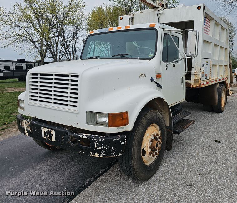 1995 International 4900 refuse truck - EJ6227