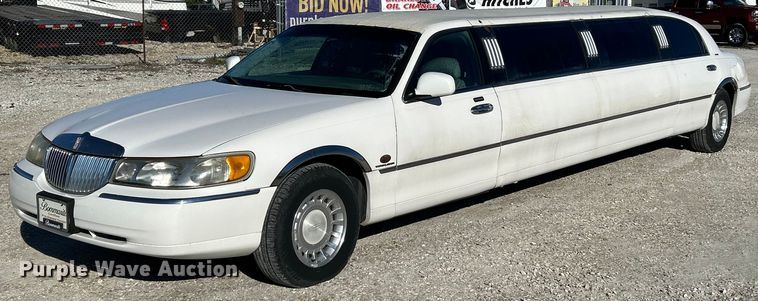 2000 Lincoln  Town Car Executive Series limousine  - EK4456