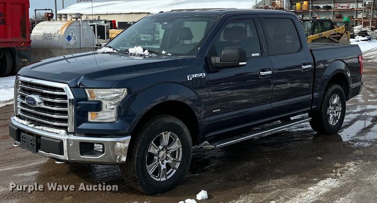2015 Ford  F150 XLT SuperCrew pickup truck - LR9290
