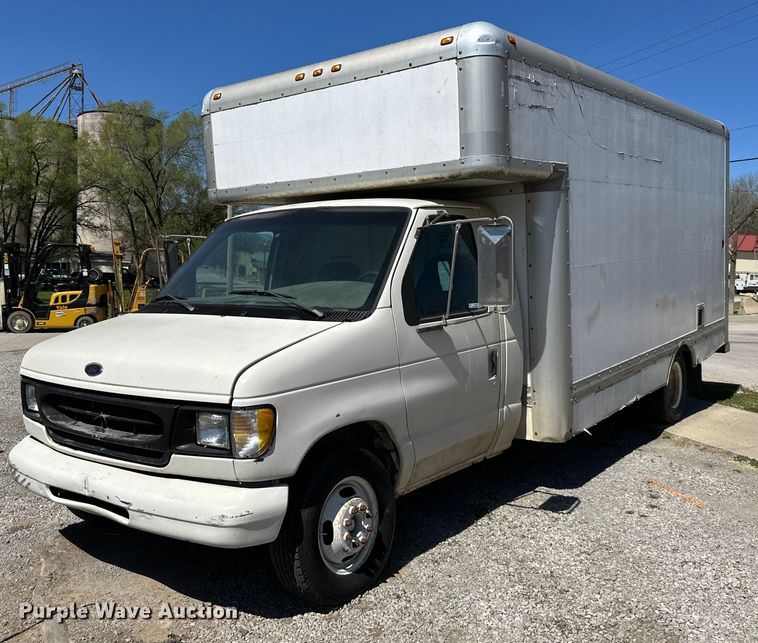 2000 Ford E350 box truck - NT9092