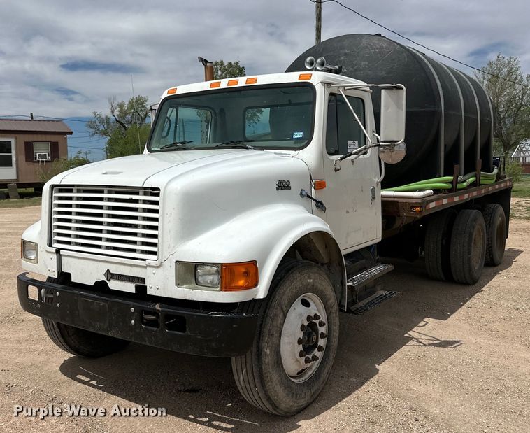 2000 International  4700 flatbed truck - DG4364