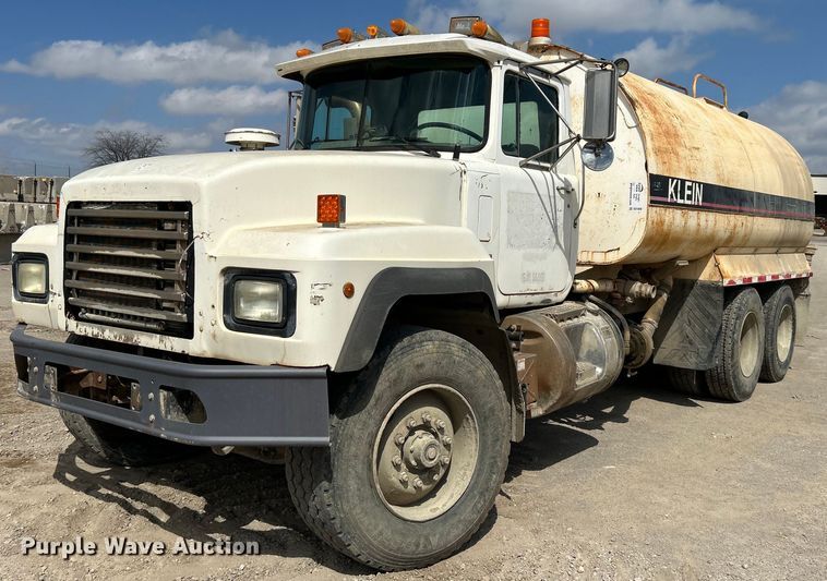 1997 Mack RD690S water truck - DO1000