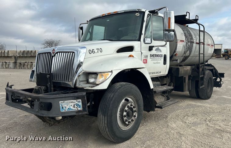 2005 International 7300 oil distributor truck - DO1009