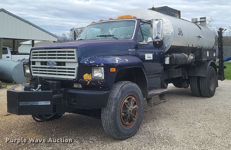 1994 Ford F700 oil distributor truck - DO4883