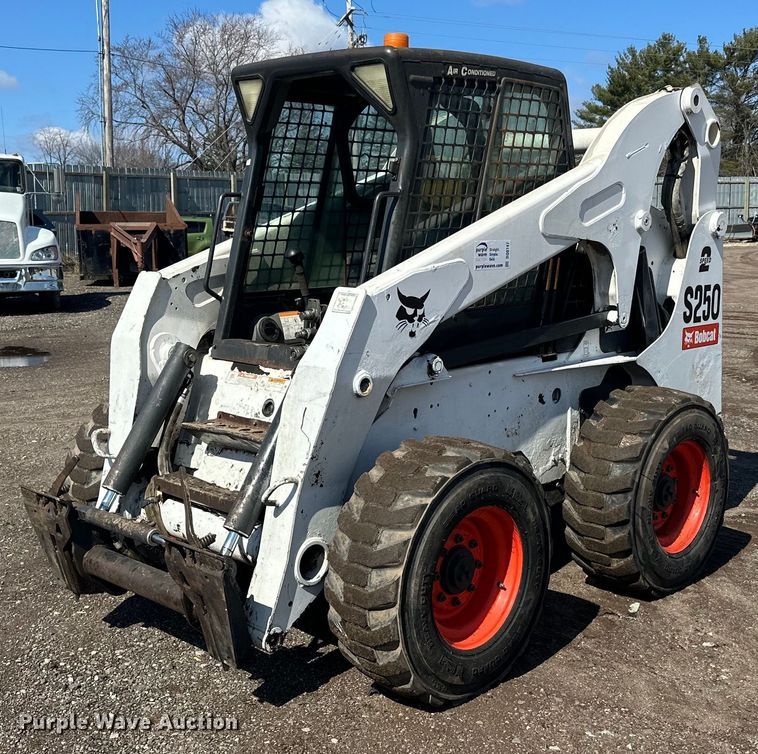 2005 Bobcat  S250 skid steer loader - DQ0747