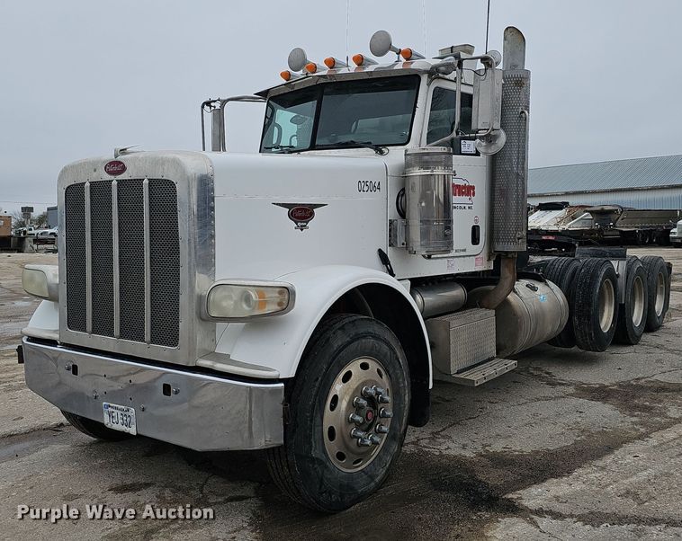 2009 Peterbilt 388 semi truck - DQ8637