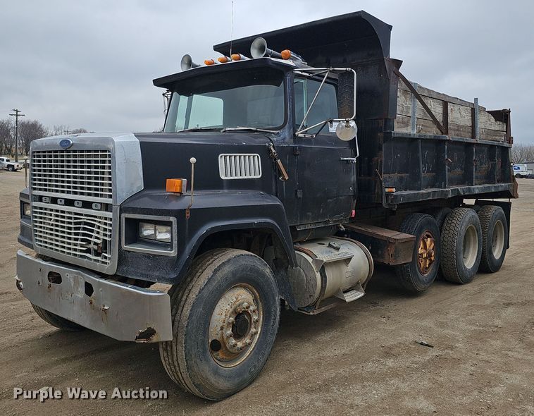 1976 Ford 9000 dump truck - DQ8670