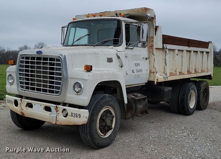 1985 Ford 8000 dump truck - DR7950