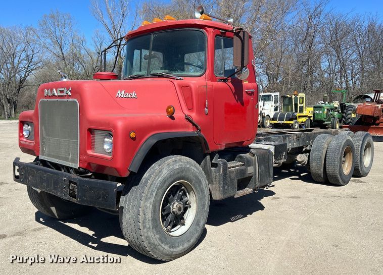 1984 Mack  DM685S truck cab and chassis - DS0852