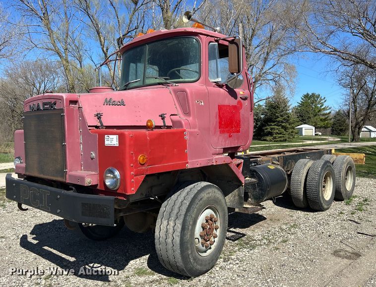 1978 Mack truck cab and chassis - DS0853
