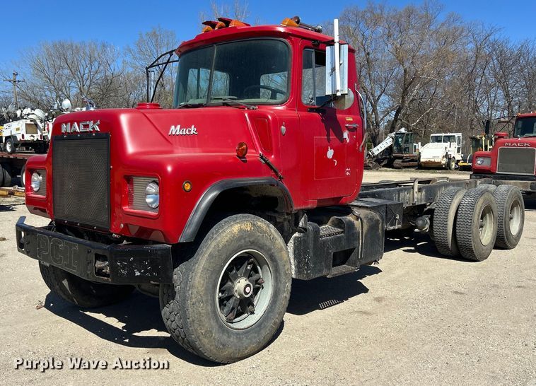 1985 Mack DM685S truck cab and chassis - DS0859