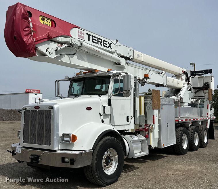 2009 Peterbilt  365 tri-drive bucket truck - EG1384