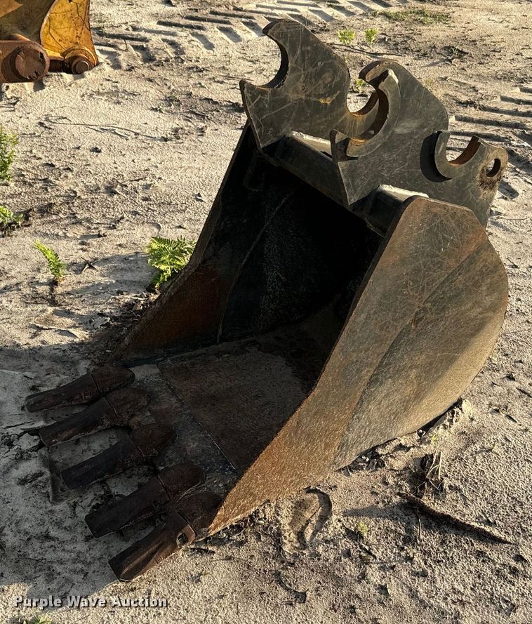 24" excavator bucket - EH5417