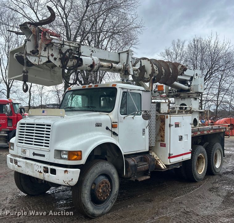 1995 International 4800  digger derrick truck - MO9215