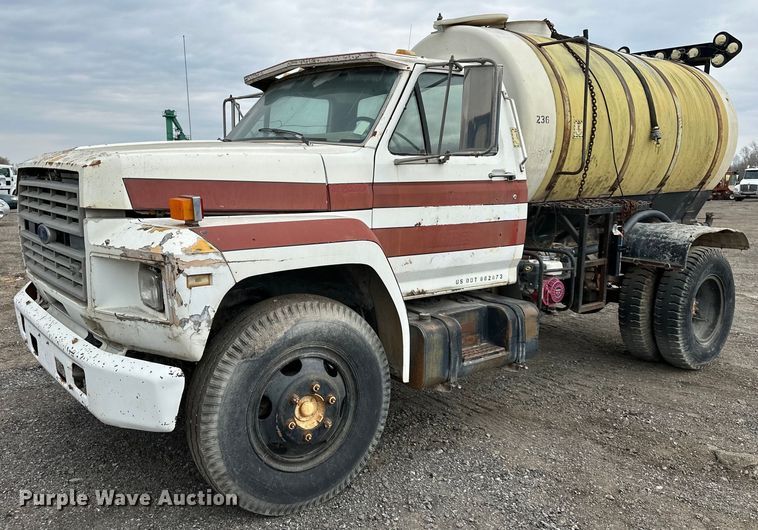 1989 Ford F600 water truck - OF9346