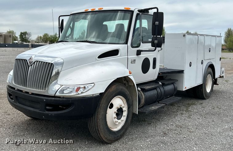 2002 International  4400 utility / service truck - OM9463