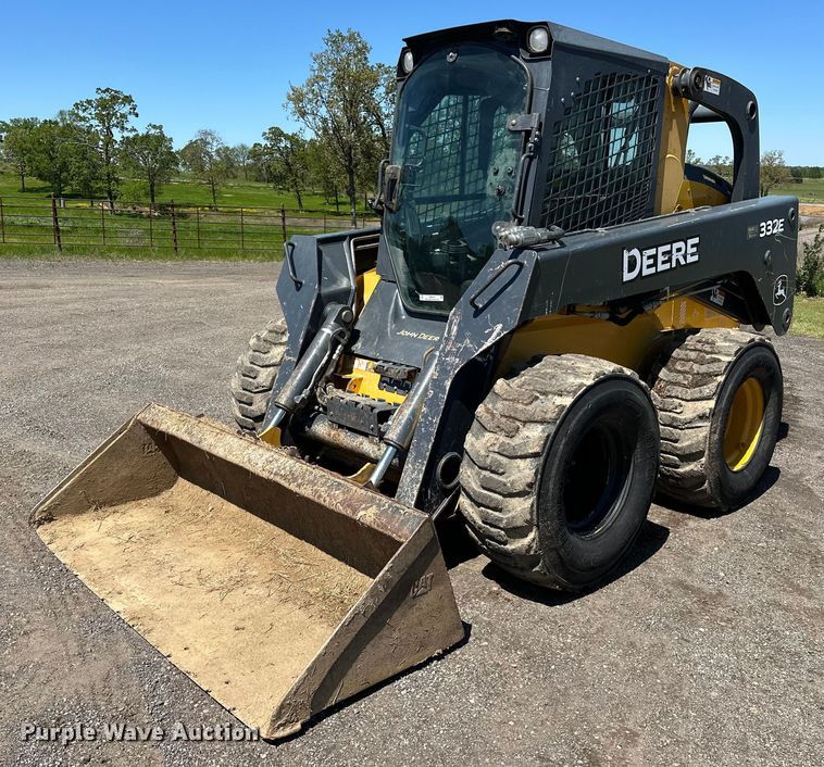 2015 John Deere  332E skid steer loader - OM9470