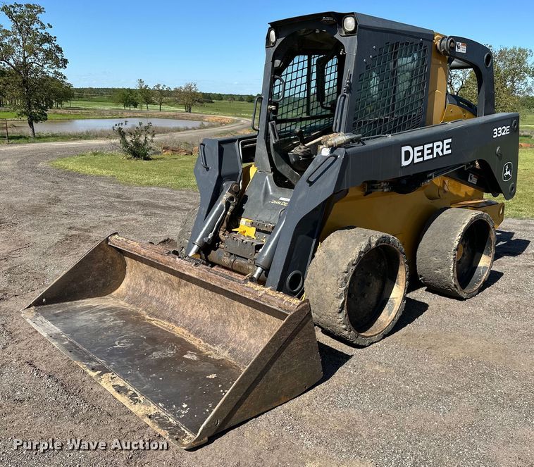 2016 John Deere  332E  skid steer loader - OM9471