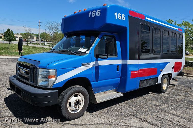 2014 Ford E450 Super Duty  shuttle bus - DM1626