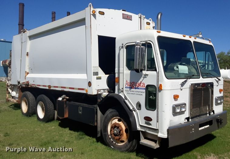 2006 Peterbilt 320 refuse truck - DP2574