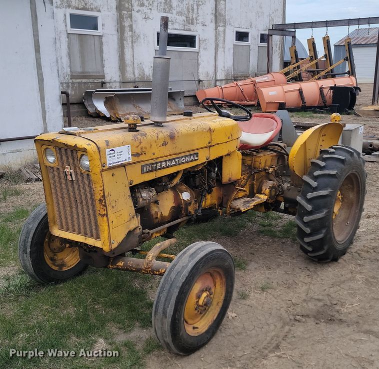 1965 International  404 tractor - DP3539