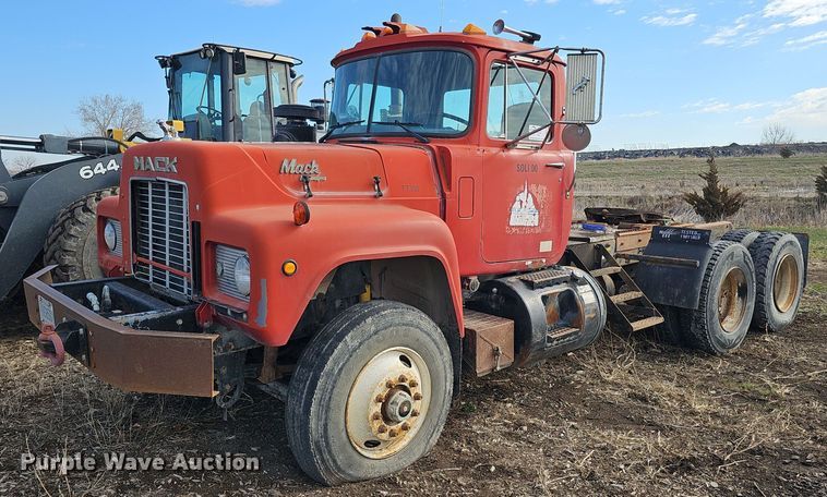1991 Mack RD688S semi truck - DQ8654