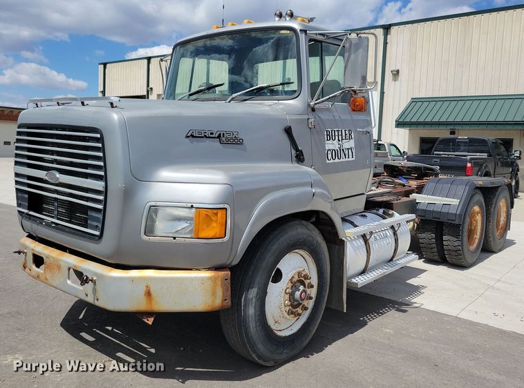 1989 Ford Aeromax L9000 semi truck - LD9010