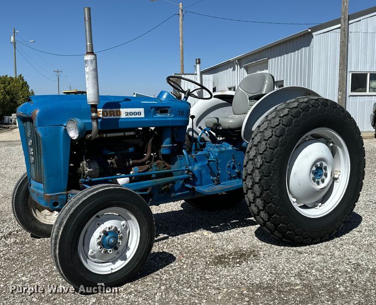 Ford 2000 tractor - NH9171