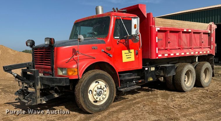 1997 International 4900 dump truck - NL9702