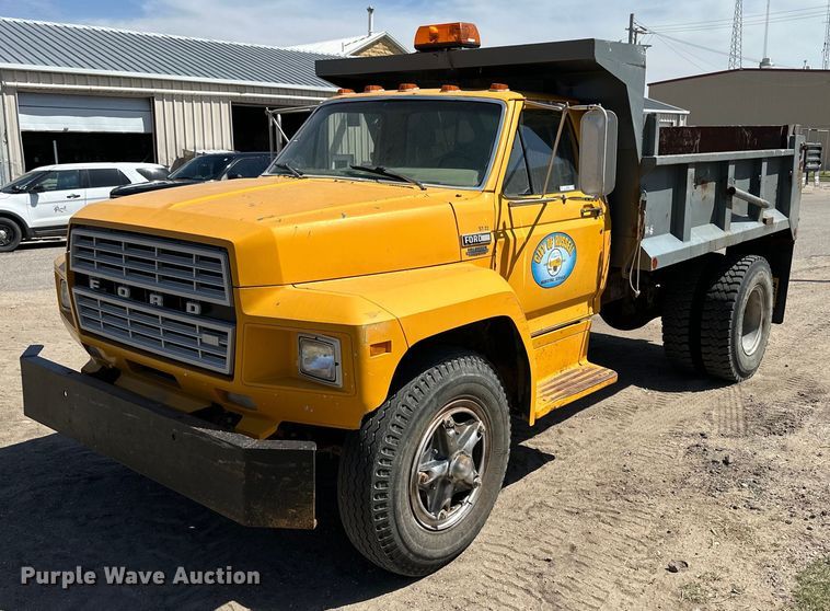 1983 Ford F700 dump truck - OE9099