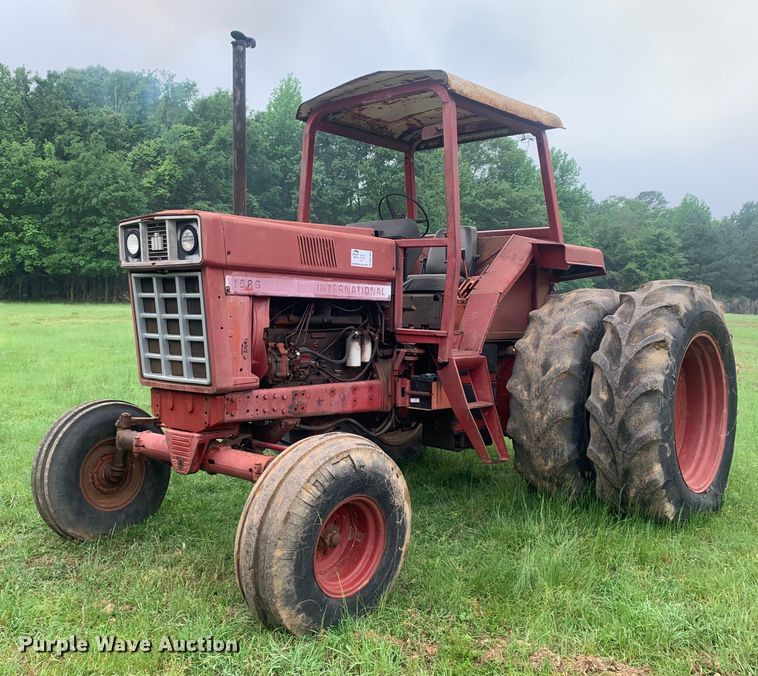 International F1586 tractor - DM7808