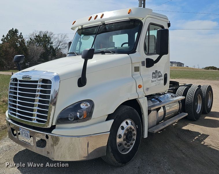 2015 Freightliner Cascadia 125 semi truck - DQ8694