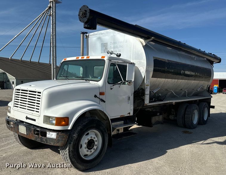 1999 International  4900 feed delivery truck - DR7912