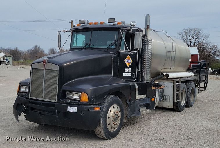 1986 Kenworth T600A tank truck - DR7920