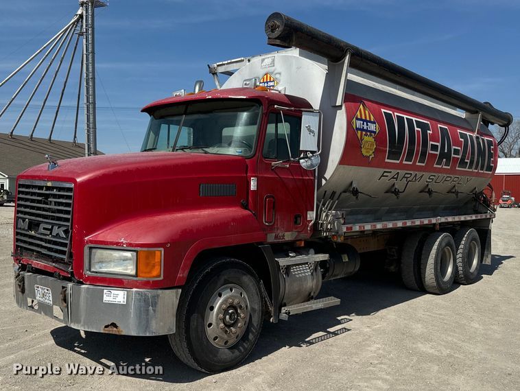 2000 Mack CH613 feed delivery truck - DR7923