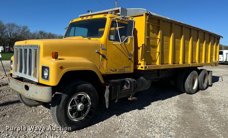 1979 International  P2554 grain truck - EH5450