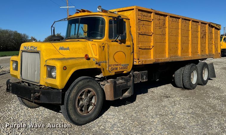 1974 Mack DM-600 grain truck - EH5452