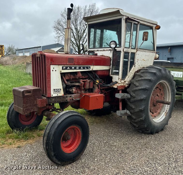 1966 International Harvester Farmall 806 tractor - EH5485