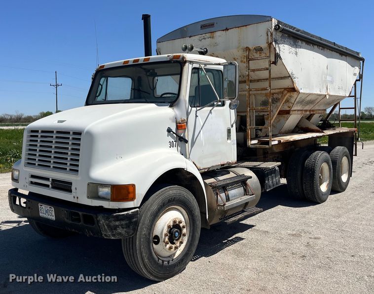 1999 International 8100 fertilizer delivery truck - LD9433
