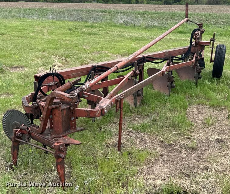 International 550 plow - ND9269