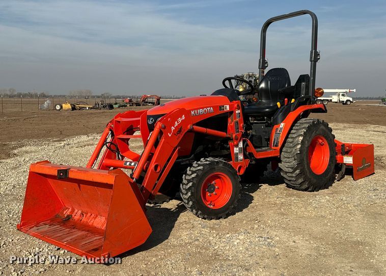 2017 Kubota  B2301HSD MFWD tractor - NH9087