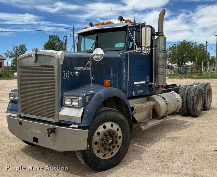1993 Kenworth W900 truck cab and chassis - DG4365