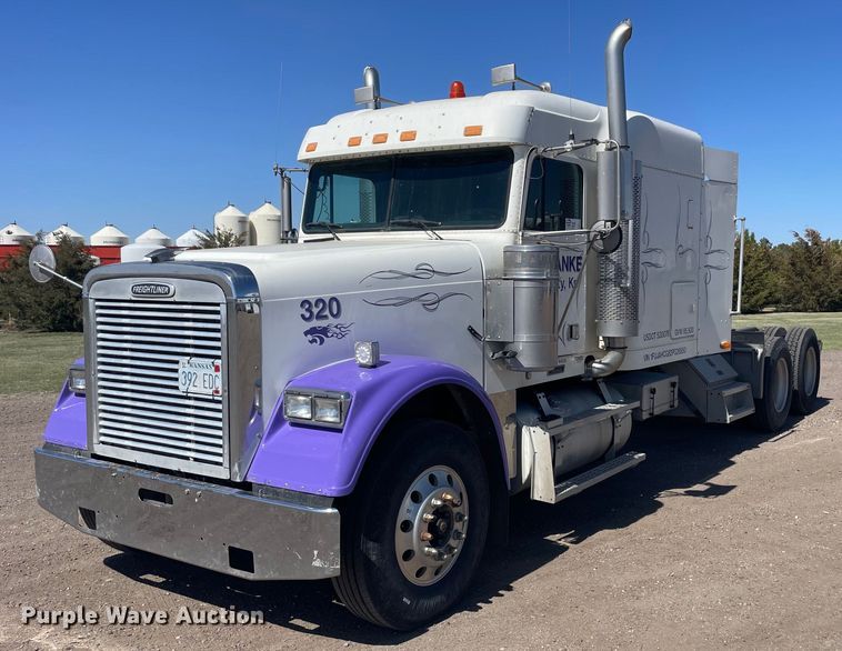 2002 Freightliner  FLD semi truck - DM2717