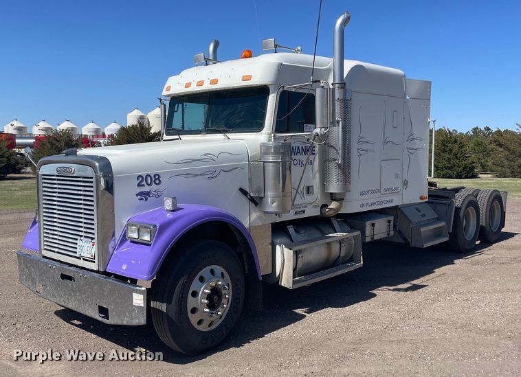 2002 Freightliner  FLD semi truck - DM2718