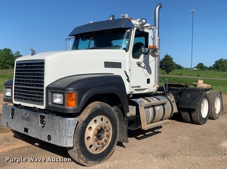 2015 Mack CHU613 semi truck - DM7797