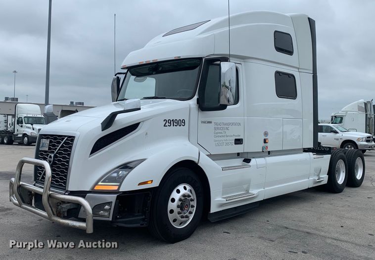 2020 Volvo  VNL semi truck - DM7800